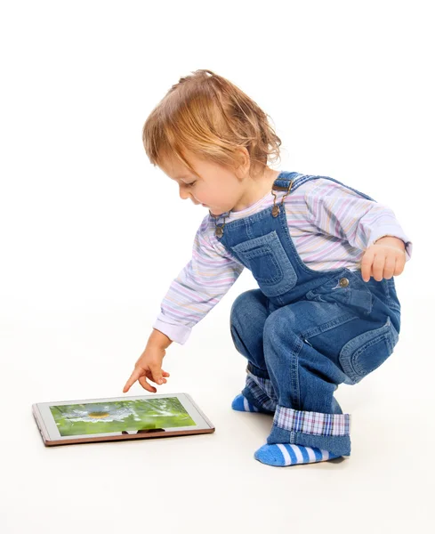 Fiatal kisgyermek megható tablet pc — Stock Fotó