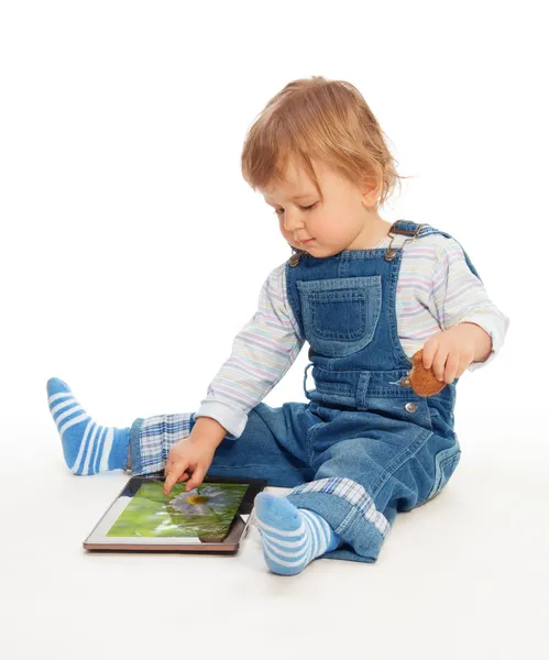 Маленький ребенок играет с планшетным компьютером — стоковое фото