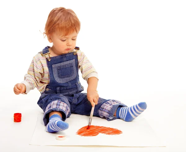Niño pintar corazón sobre papel —  Fotos de Stock