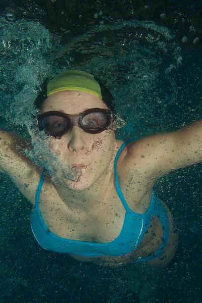 Mulher nadadora subaquática — Fotografia de Stock