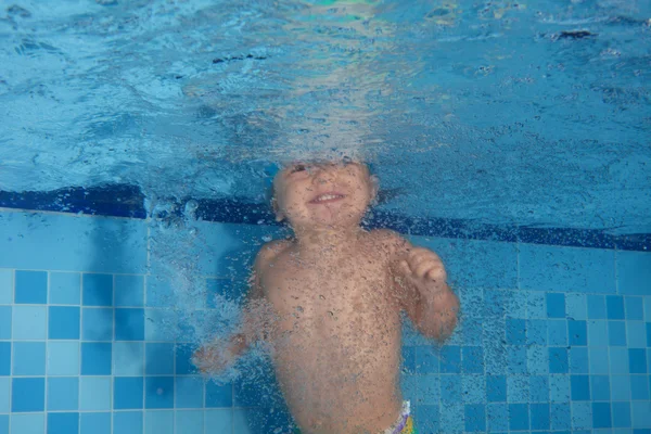 La piscina es divertida para los niños —  Fotos de Stock