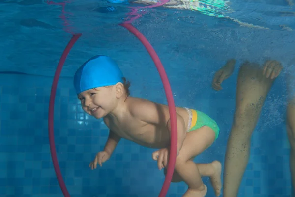 Mergulho de criança no aro — Fotografia de Stock