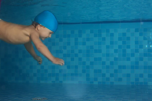 Criança nadando na piscina — Fotografia de Stock