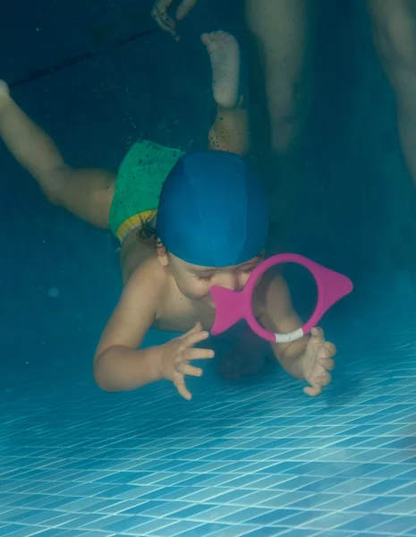 Potápění se chytit hračku — Stock fotografie