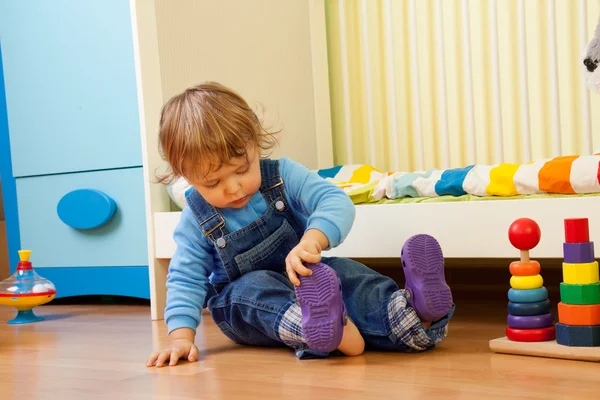 Ребенок надевает сандалии — стоковое фото