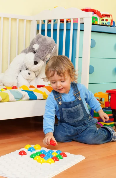 Smart liten pojke leker med mosaik — Stockfoto