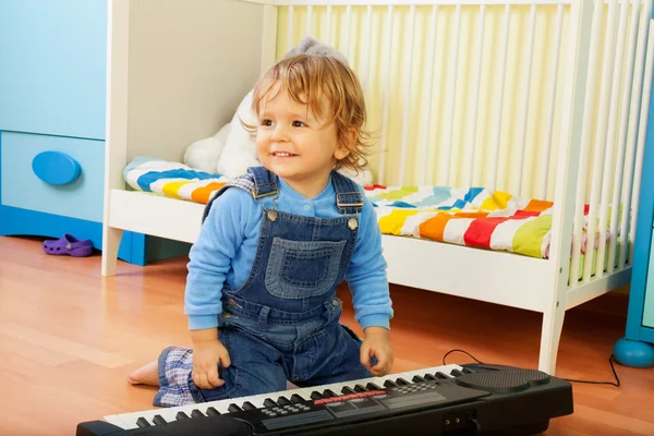 Мальчик играет композитора — стоковое фото