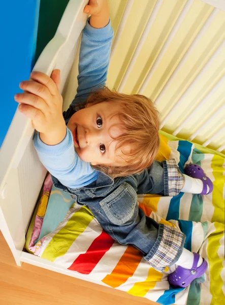 幸せな子供の手のベッドの上 — ストック写真