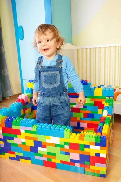 Kid playing with toy blocs — Stock Photo, Image