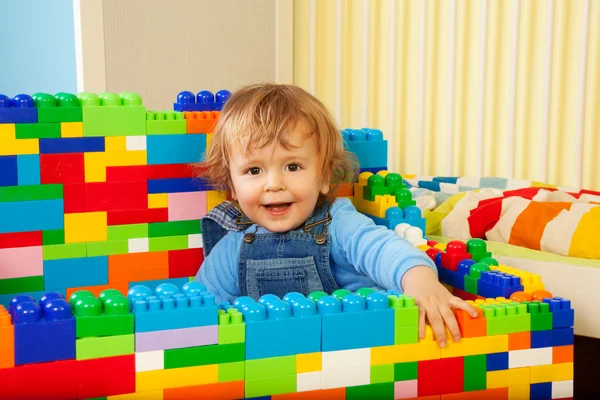 Конструкция с игрушечными блоками это весело — стоковое фото