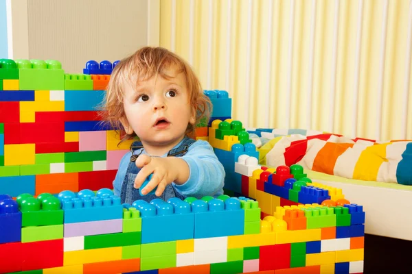 Kid spelar konstruktion — Stockfoto