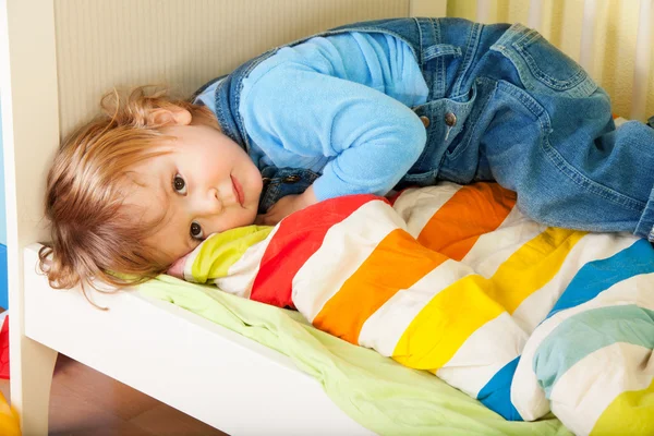 Trött barn om i sin säng — Stockfoto