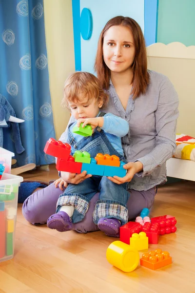 Мать и ребенок - играть с блоками — стоковое фото