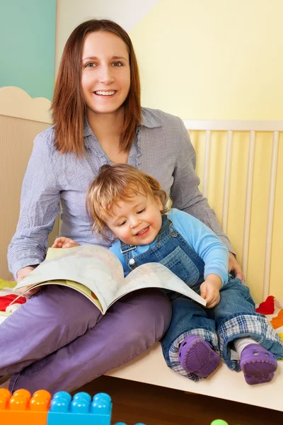 어머니와 유아 책을 읽고 — 스톡 사진