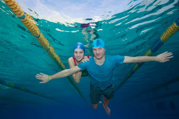 Casal - tiro subaquático — Fotografia de Stock