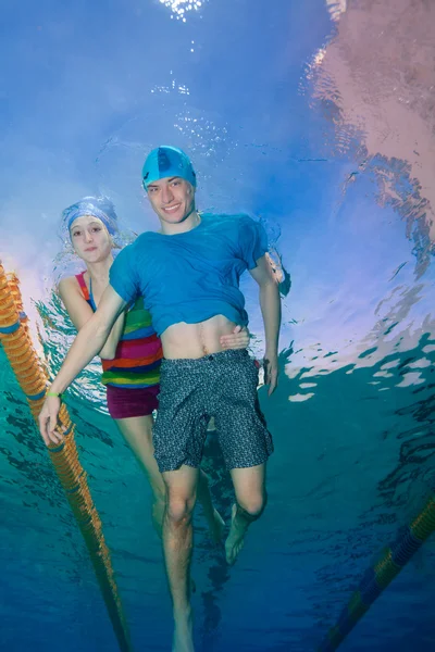 Couple swimming together — Stock Photo, Image