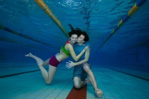Diversão e amor tiro subaquático de casal — Fotografia de Stock