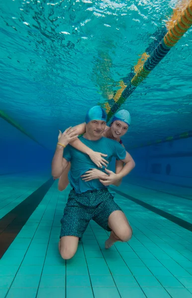 Ragazza abbraccio fidanzato sott'acqua — Foto Stock