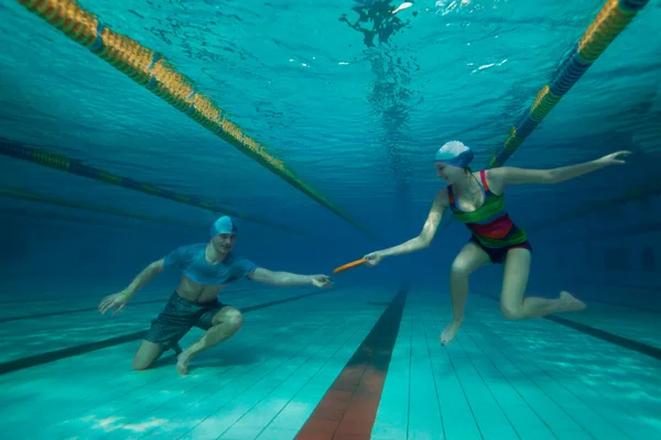 Spelen onder water met frisbee — Stockfoto
