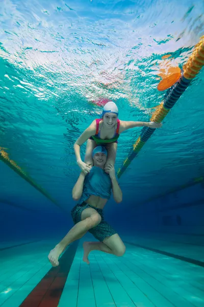 Paar plezier onderwater — Stockfoto