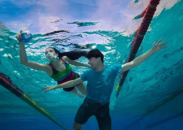 Man dragen het meisje onderwater — Stockfoto