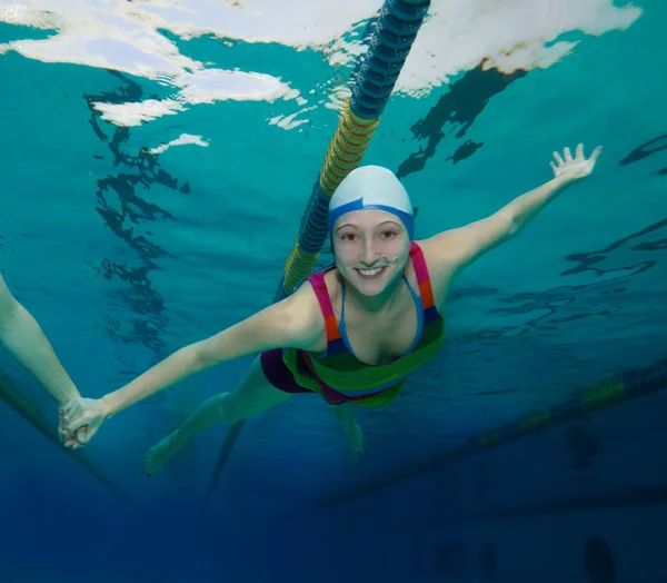 Víz alatti szórakozás a medencében — Stock Fotó