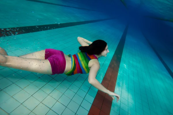 Plavání pod vodou — Stock fotografie
