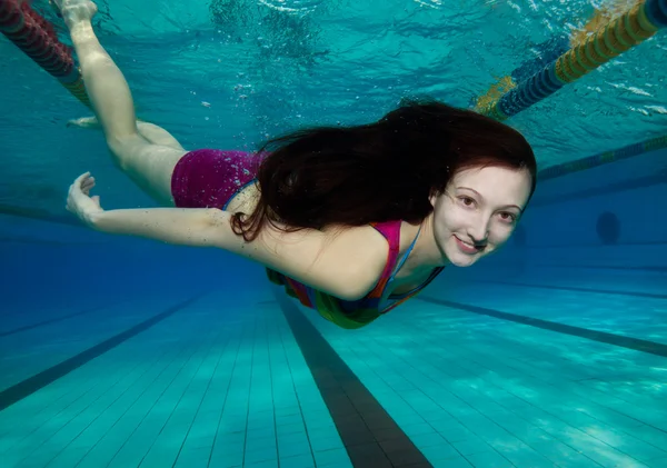Gelukkig duiken in het zwembad — Stockfoto
