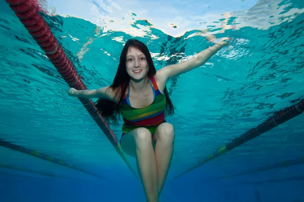 Boldog lány a medencében — Stock Fotó