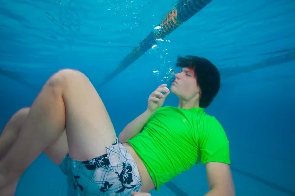 Blowing belletjes onderwater — Stockfoto