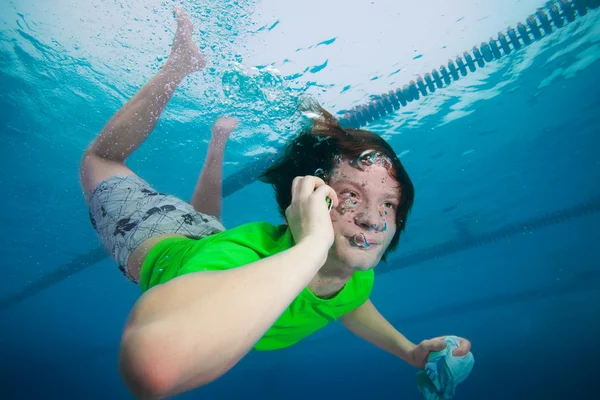 Man spreken op de mobiele telefoon onderwater — Stockfoto