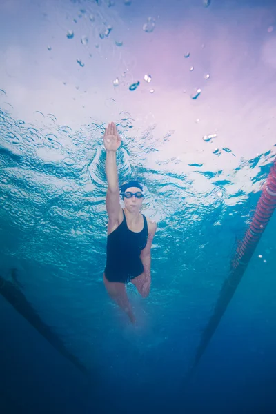 Zwemmen in crawl stijl — Stockfoto