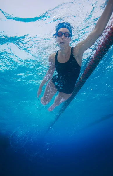 Sportler schwimmt im Kriechstil — Stockfoto