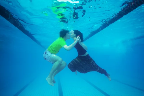 Beso bajo el agua — Foto de Stock