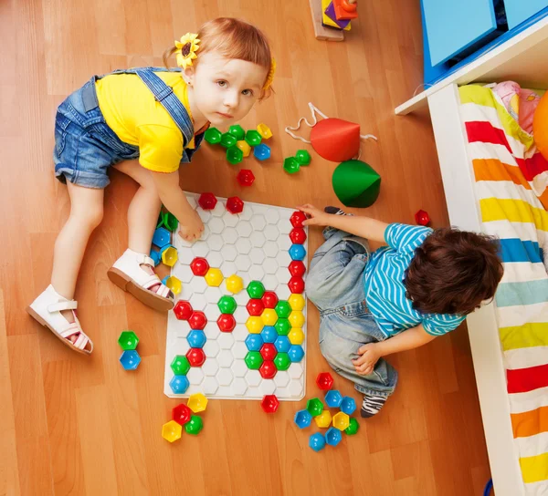 Дети и головоломка — стоковое фото