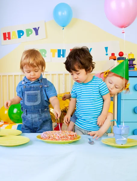 孩子们和生日蛋糕 — 图库照片