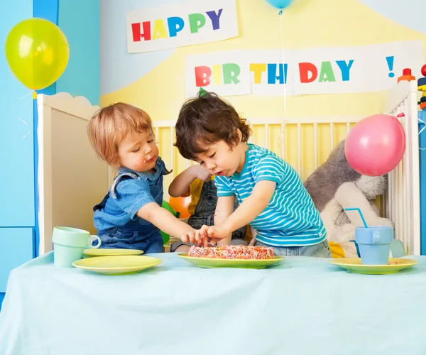 Dvě děti jedí narozeninový dort — Stock fotografie