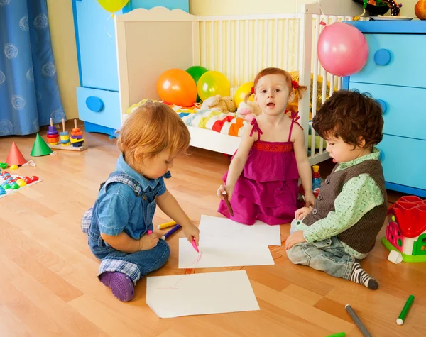 Boom kinderen tekenen zittend op de vloer — Stockfoto