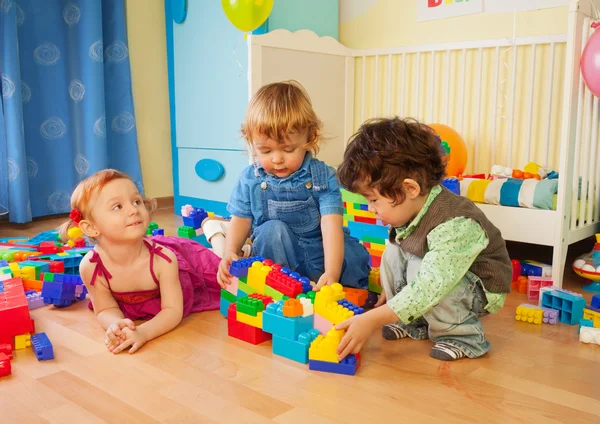 Crianças brincando com blocos de plástico — Fotografia de Stock