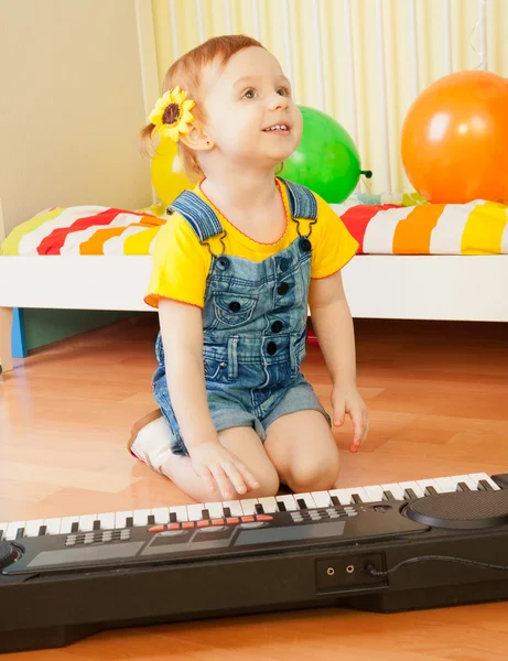 Little girl playing piano — Stock Photo, Image