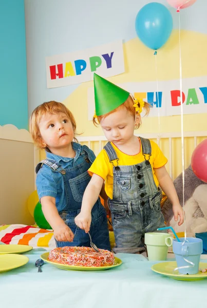 Two kids eating cake on the birthday party — Stock Photo, Image