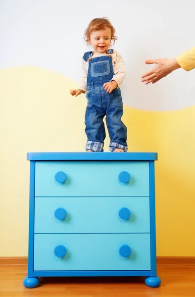Niño saltando desde el gabinete —  Fotos de Stock