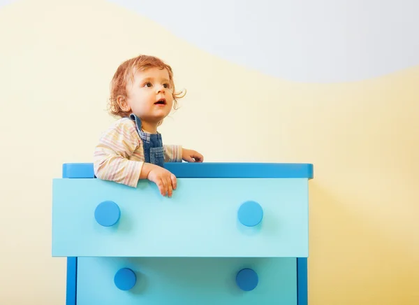 Toddler sitting in the box — Stock Photo, Image