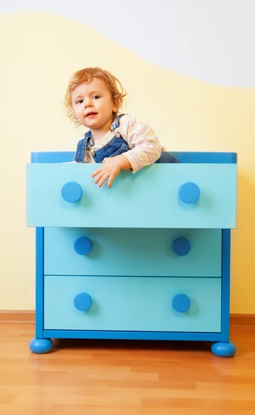 Dítě sedí v krabici — Stock fotografie