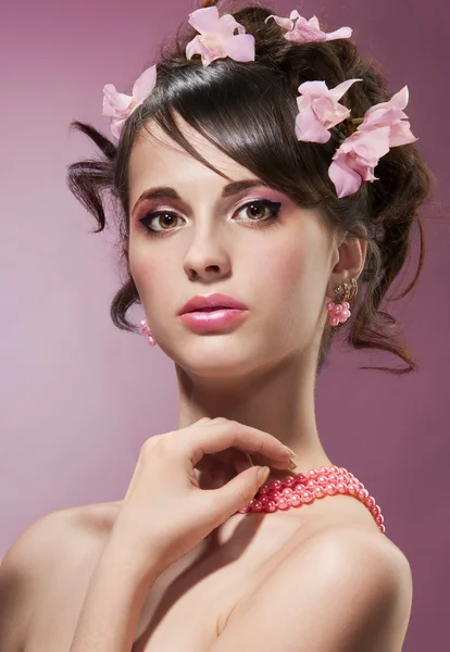 Krása střílet ženy s květinami ve vlasech — Stock fotografie