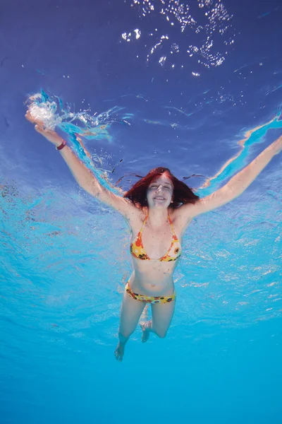 Счастливая молодая женщина в воде — стоковое фото