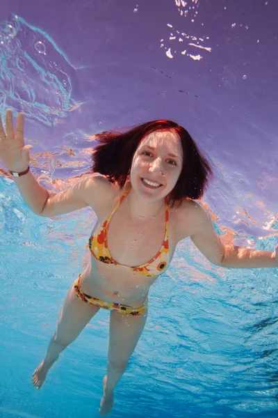 Действительно счастливая молодая женщина пловчиха — стоковое фото