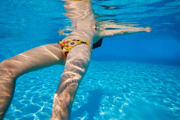 Weiblicher Körper unter Wasser — Stockfoto
