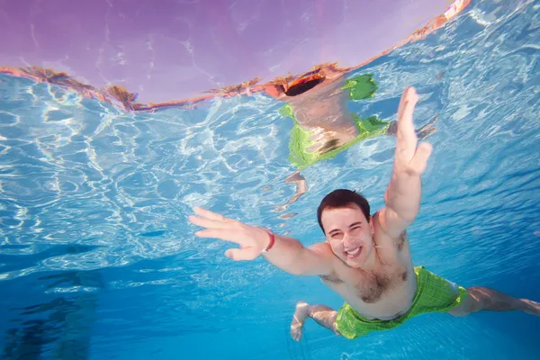 Homem feliz mergulho subaquático — Fotografia de Stock