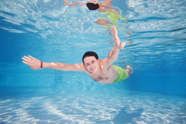 Mad duiken in zwembad — Stockfoto